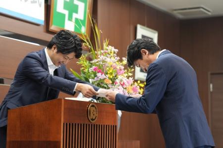 株式会社桑原組が「永年勤続表彰式」を実施。創業以来 株式会社桑原組が「永年勤続表彰式」を実施。創業以来