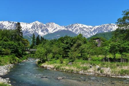 猛暑を避けて、快適な夏旅へ ― 「涼しい目的地」への