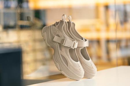 Tevaの人気厚底モデルがメリージェーンに進化。抜群の