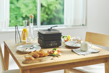 食卓を広く使えるコンパクト設計と深鍋と3種のプレー
