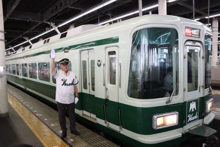 難波駅の係員が南海ホークス復刻ユニフォームを着用(