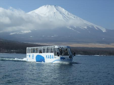 夕暮れの富士山と涼風を楽しむ、水陸両用バス「山中湖