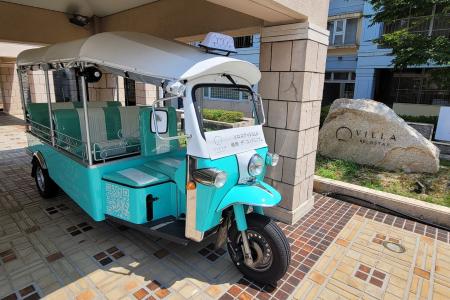「トゥクトゥクで海へ　夜は温泉街へ」移動も楽しむ城