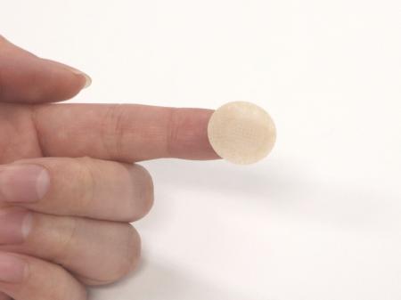 皮膚に貼付することで程よい刺激を与える「樹脂製マイ