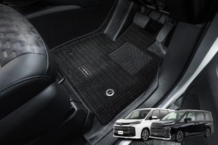 【新発売】「純正マットの下に敷く」新発想の車種専用