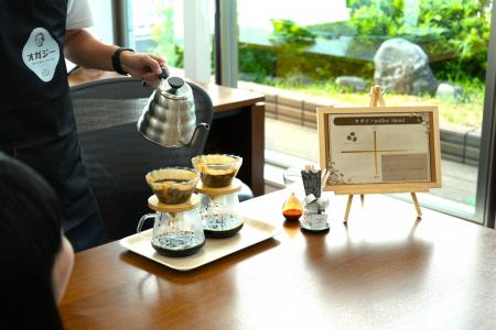 社長が自らコーヒーを淹れ、社員をもてなす社内対話企 社長が自らコーヒーを淹れ、社員をもてなす社内対話企