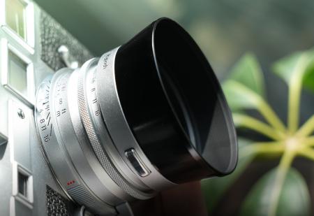 夏の逆光を、写真の個性に。Thypoch「Ksana」35mm f/2