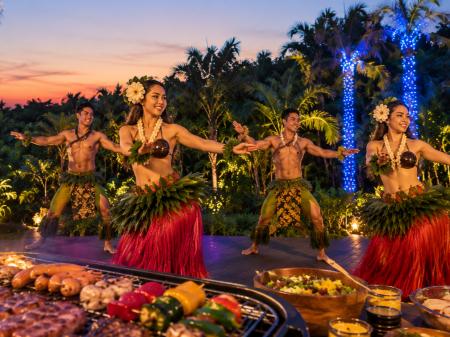 沖縄の夜を彩る、南国リゾートのポリネシアンダンス。