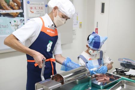 夏休み家族でソーセージ手づくり体験　甲府市で知る産