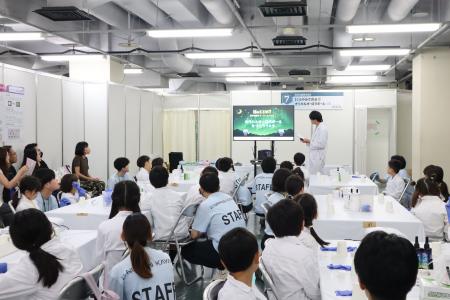 「わあ、光った！」子どもたちの歓声あふれる化学実験
