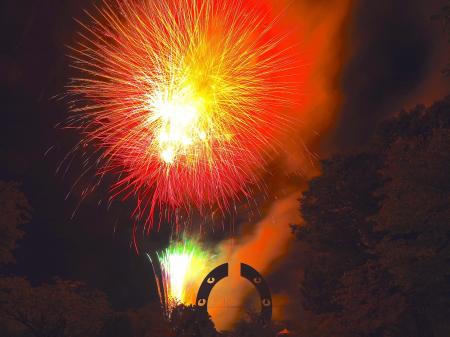 「アートのまち」十和田の空を彩る、約2500発の花火！