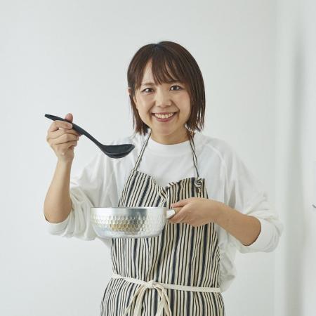 周囲を自然と和ませる「おしゃべりな人見知り」料理コ
