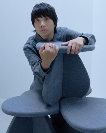 キービジュアルにクリープハイプの尾崎世界観さんを起