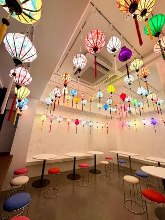 京都・河原町三条に約100個のランタンが灯る「夜市散 京都・河原町三条に約100個のランタンが灯る「夜市散