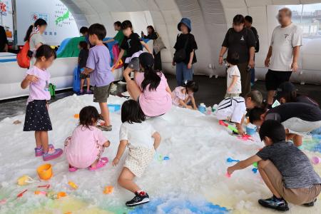 真夏の伊勢崎オートレース場に約10tの雪！親子で楽し