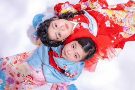 伝統を遊ぶ、嘘のないふたり。寝転ぶポーズで魅せる「