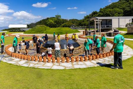 大阪メモリアルパーク、「大阪古墳墓」で親子三世代が 大阪メモリアルパーク、「大阪古墳墓」で親子三世代が