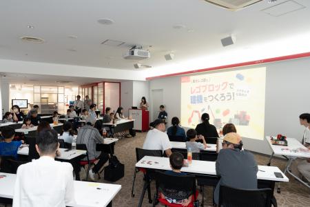 レゴ(R)ブロックで建機をつくる夏休みイベントを開催