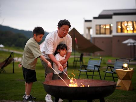 夕陽に染まる山々、焚火を囲む夜。JAM福井勝山で過ご 夕陽に染まる山々、焚火を囲む夜。JAM福井勝山で過ご