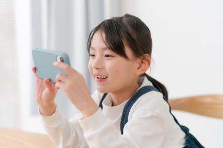 子どものスマホはいつから? デビュー学年・家庭内ル 子どものスマホはいつから? デビュー学年・家庭内ル