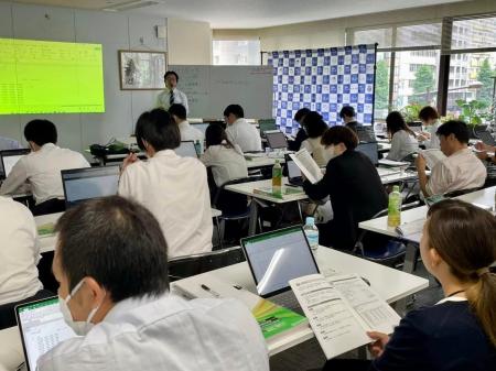 外食業の「早期離職」に挑む。若手の即戦力化と定着を 外食業の「早期離職」に挑む。若手の即戦力化と定着を