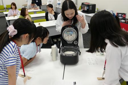 パナソニック、女子中高生がIoT炊飯器で「おいしさ」