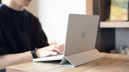 “MacBook Neo対応”カバーとスタンドが一つになった、