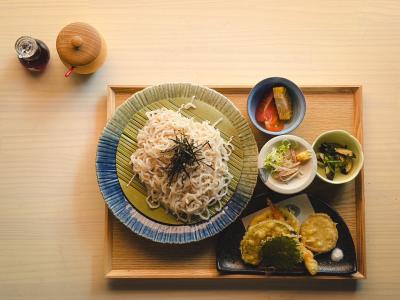 愛知県産小麦×あご出汁の『生ひやむぎ専門店 穂の間』
