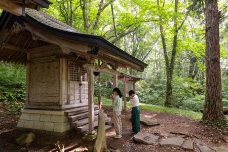 霊泉の守護と岩手山信仰の女人結界点として祀られてき
