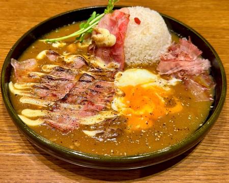 「カレーで、月見。」古き良き日本の“出汁”と“月見”が