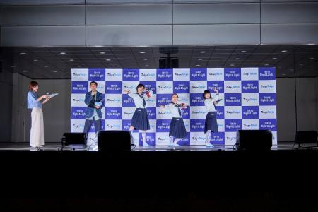 「新しい学校のリーダーズ」の楽曲「オトナブルー」「