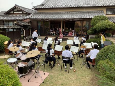 「高校生の音楽が100歳の高齢者へ――熊谷商業高校吹奏