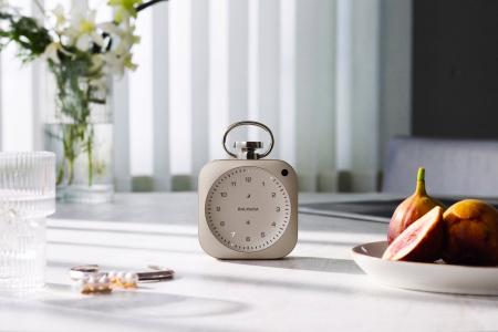 共に時を刻むプロダクト「The Clock」に 特別カラー「