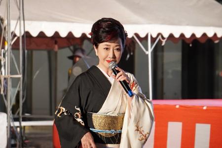 特別防犯支援官の伍代夏子氏が高知県「第22回津野町夏 特別防犯支援官の伍代夏子氏が高知県「第22回津野町夏