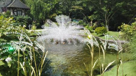 【箱根ガラスの森美術館】秋の庭園を彩る合計10万粒の 【箱根ガラスの森美術館】秋の庭園を彩る合計10万粒の