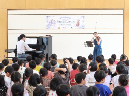 園児・小学生ら約130名が生演奏を体感！歌と手拍子で