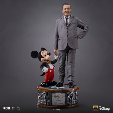 ウォルト・ディズニーとミッキーマウスが手を繋ぐ姿を