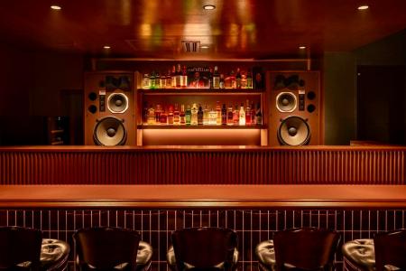 「音楽と酒と会話が最も美しかった時代を、現代に。」