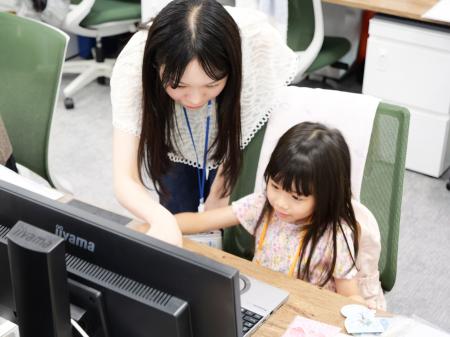 保護者の職場で子どもが一緒に「おしごと」を体験　シ