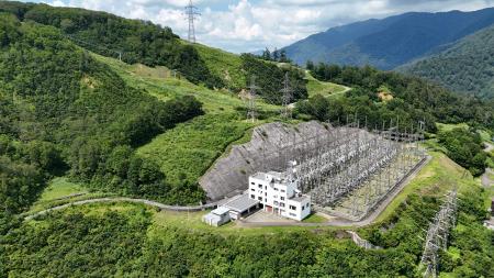 日本一高い重力式ダム「奥只見ダム・地下発電所」と間