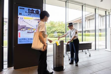 クマヒラ、東京国立博物館へ金属探知器と液体検査装置