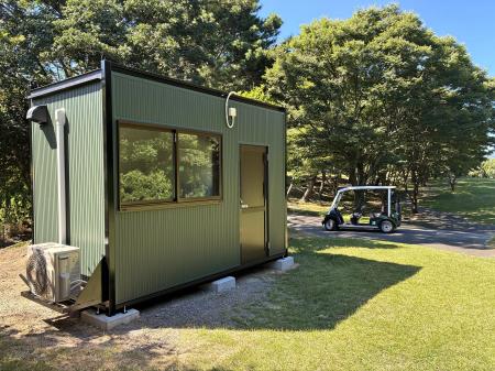 電力料金の削減効果を活用し、ゴルフ場にクーリングシ