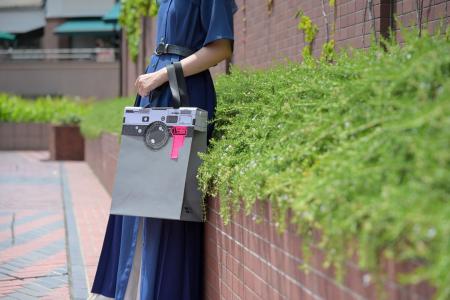 大切な思い出を “カメラ型バッグ”に入れて贈ろう！レ