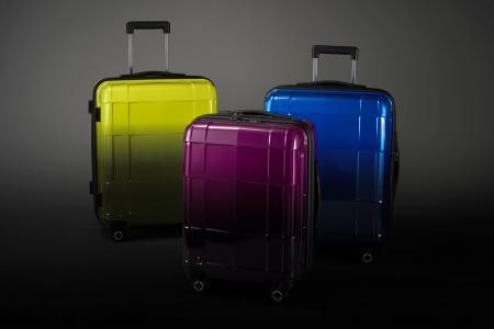 鮮烈カラーが際立つ、高機能スーツケース。「プロテカ