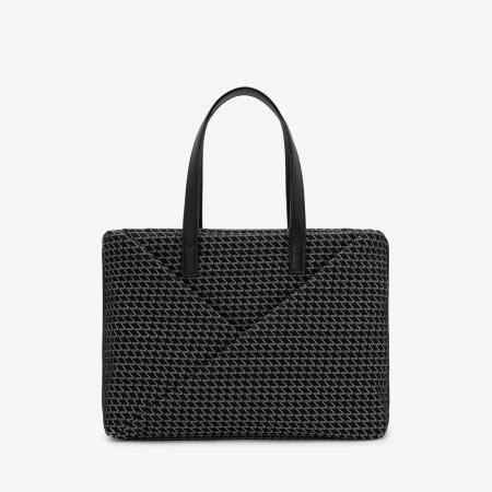 ヴァレクストラ、メンズの新作を携えPOP UP STOREを開
