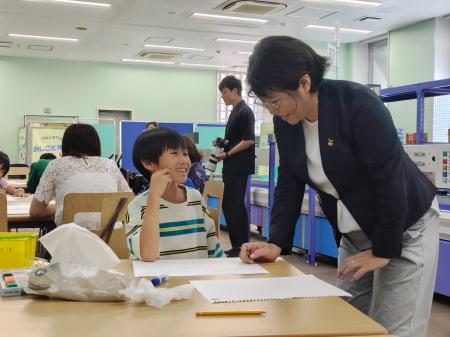 「仕分け体験」から「スケッチ」へ！物流×美術の新型