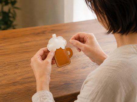 敬老の日に贈りたい。革職人と手縫いする本革チャーム