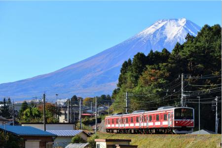 富士山とマッターホルン、世界の名峰を望む鉄道同士の