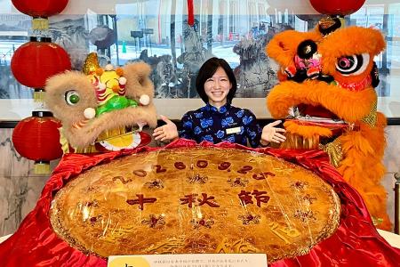 直径約1mの月餅から、中秋節の物語へ。ローズホテル横
