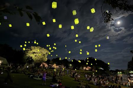 月とランタンが彩る秋の夜空に、復興への願いを込めて